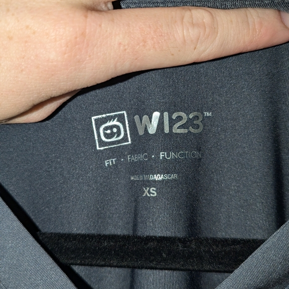 gray wonderwinks scrub top XS - Picture 2 of 4